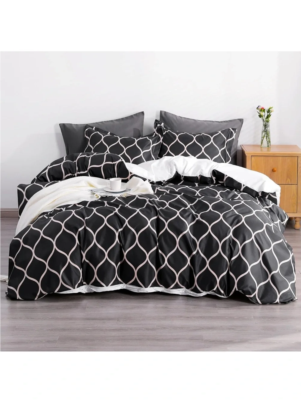 King Reversible Black and Beige Lattice Duvet Cover Set - Picture 1 of 6